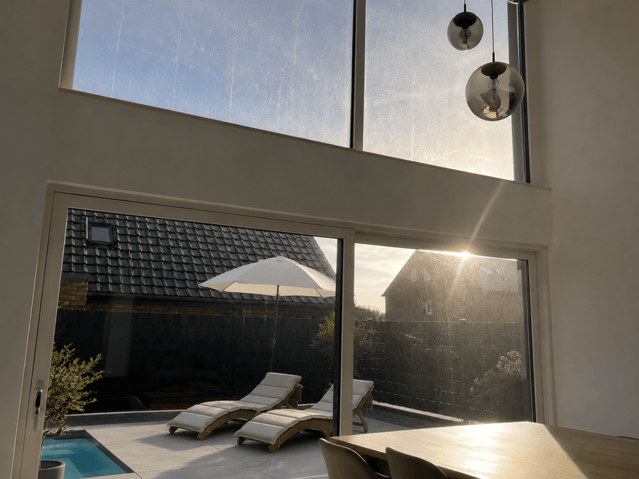Das große Wohnzimmerfenster, das im Gegenlicht jede Schliere zeigt