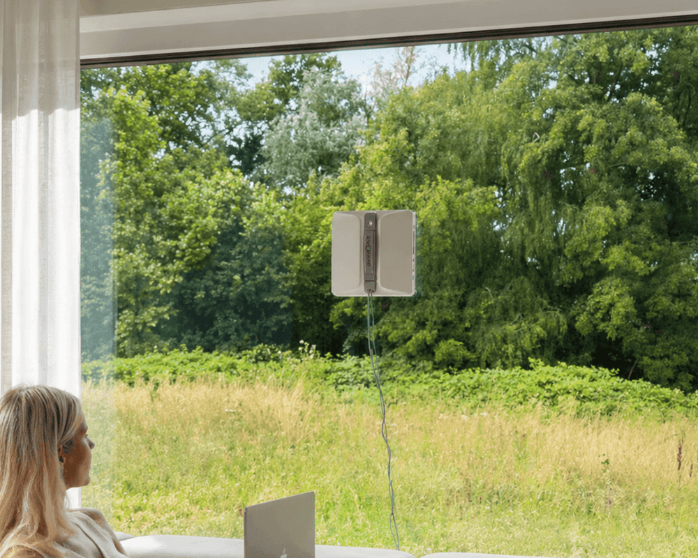 Evomaid S3 an großer Fensterfront