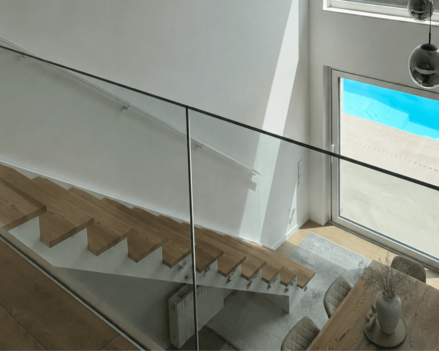 Das Glasgeländer an Treppe oder Balkon