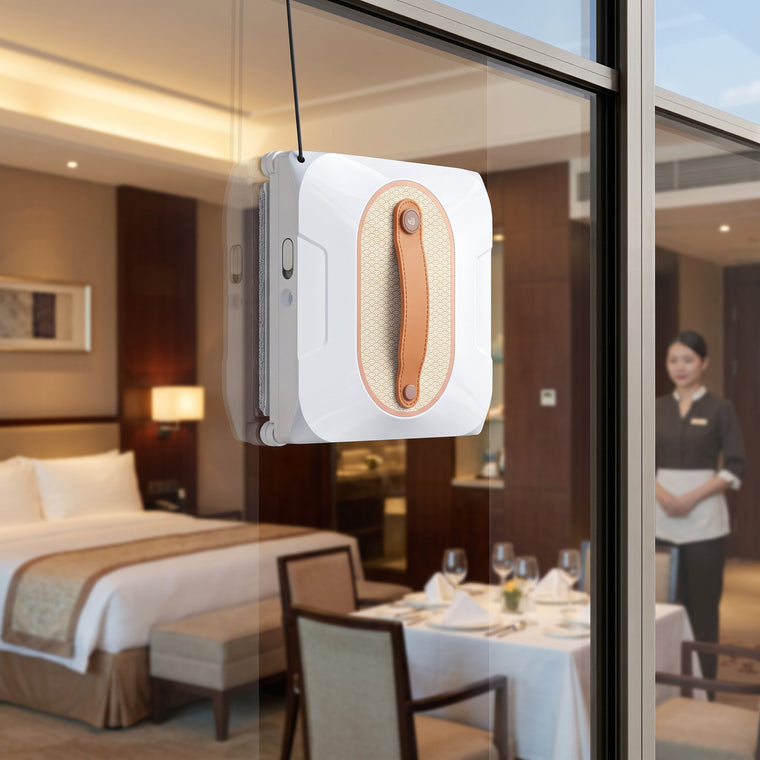 EVOMAID S3 Ultra im Einsatz an einer Glasfläche – Anwendungsbereich Hotels